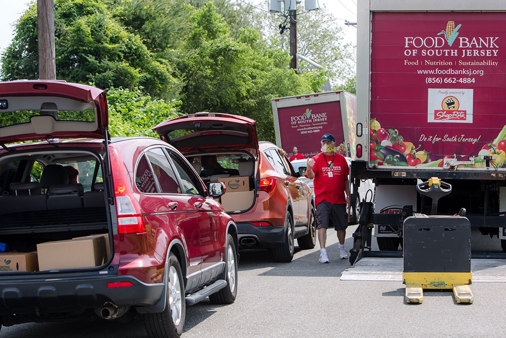 Retail-Partner Line of cars at mobile distribution center